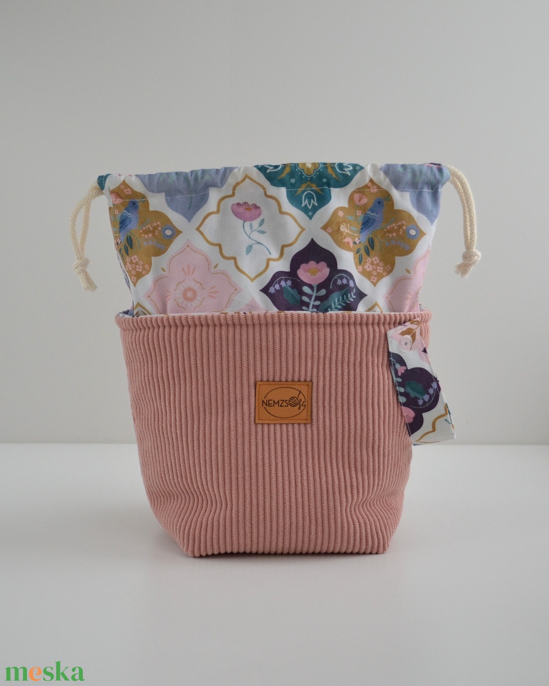 Közepes méretű behúzós projekt táska kézimunkához (rózsaszín kordbársony) - táska & tok - kézitáska & válltáska - kézitáska - Meska.hu Közepes méretű behúzós projekt táska kézimunkához (rózsaszín kordbársony) - táska & tok - kézitáska & válltáska - kézitáska - Meska.hu