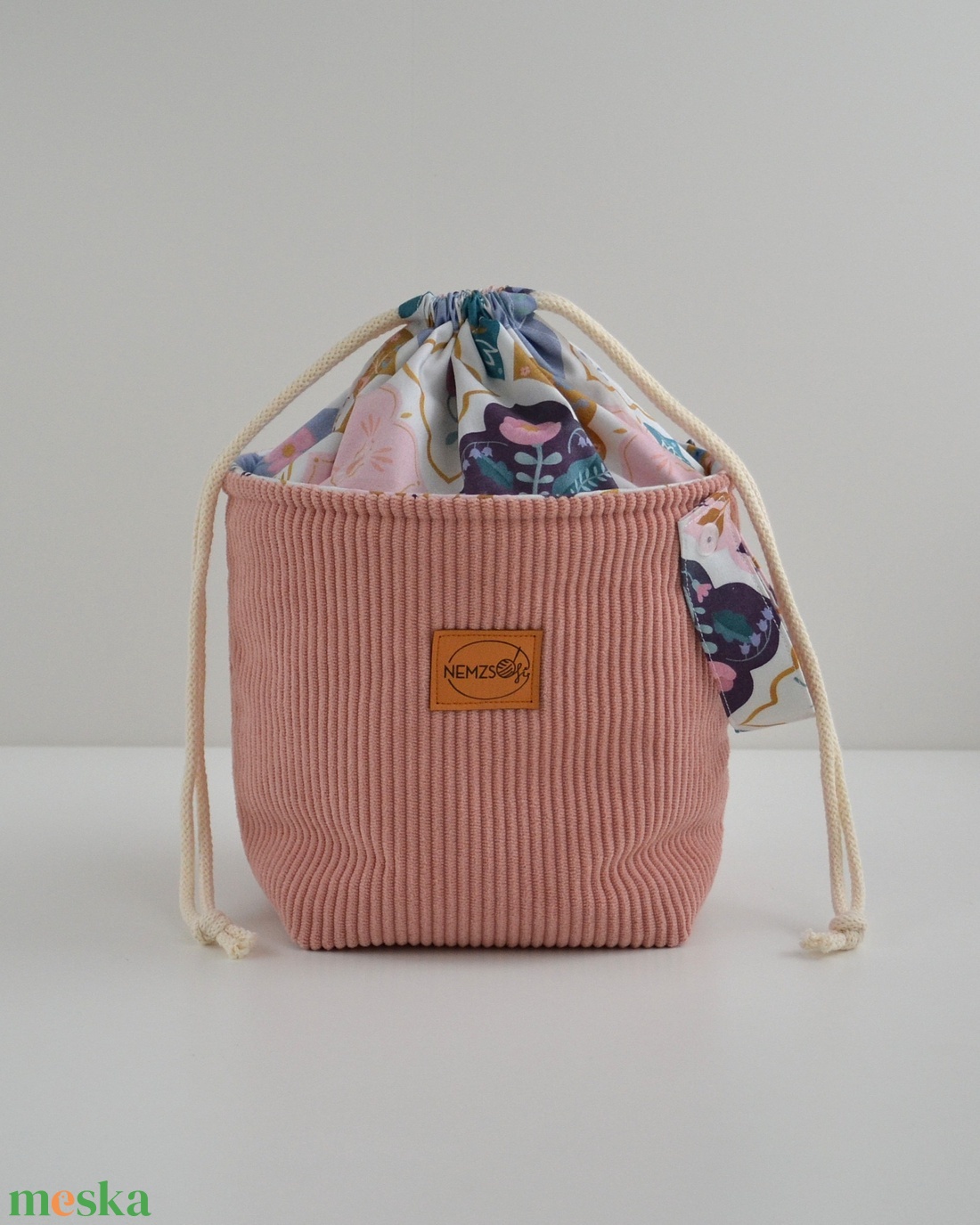 Közepes méretű behúzós projekt táska kézimunkához (rózsaszín kordbársony) - táska & tok - kézitáska & válltáska - kézitáska - Meska.hu Közepes méretű behúzós projekt táska kézimunkához (rózsaszín kordbársony) - táska & tok - kézitáska & válltáska - kézitáska - Meska.hu