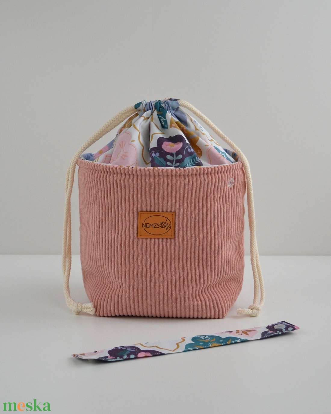 Közepes méretű behúzós projekt táska kézimunkához (rózsaszín kordbársony) - táska & tok - kézitáska & válltáska - kézitáska - Meska.hu Közepes méretű behúzós projekt táska kézimunkához (rózsaszín kordbársony) - táska & tok - kézitáska & válltáska - kézitáska - Meska.hu