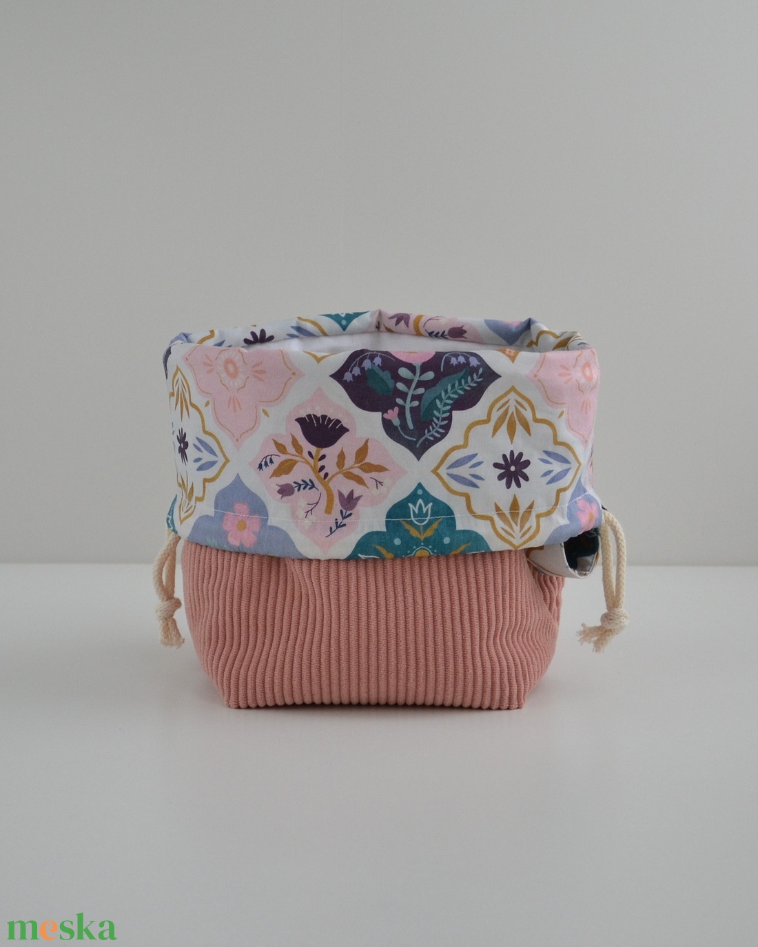 Közepes méretű behúzós projekt táska kézimunkához (rózsaszín kordbársony) - táska & tok - kézitáska & válltáska - kézitáska - Meska.hu Közepes méretű behúzós projekt táska kézimunkához (rózsaszín kordbársony) - táska & tok - kézitáska & válltáska - kézitáska - Meska.hu