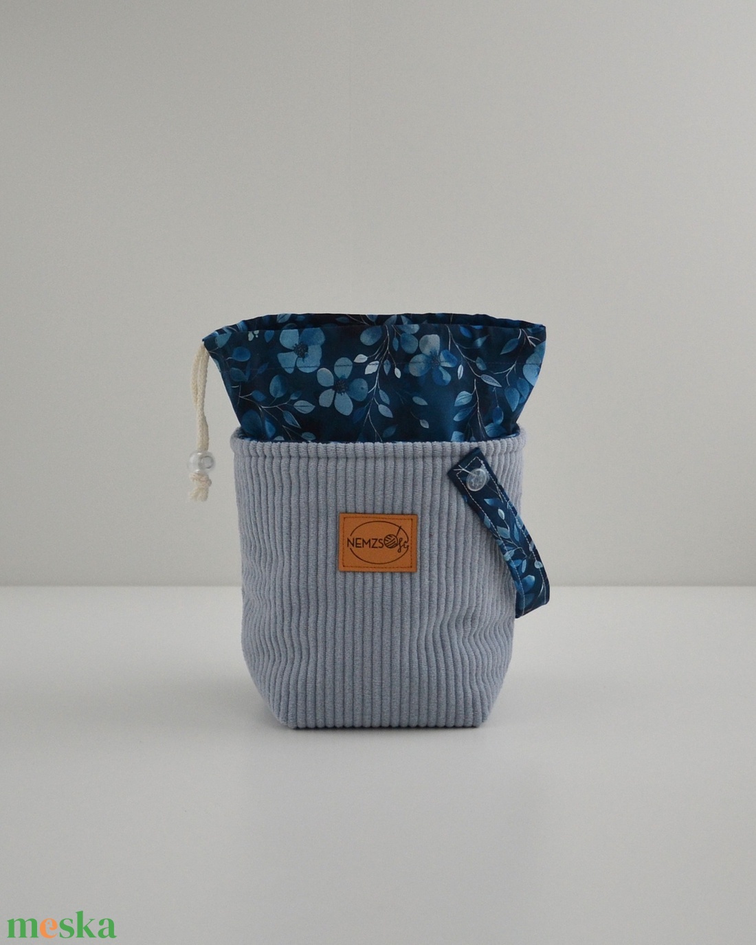 Kis méretű behúzós projekt táska kézimunkához (világoskék kordbársony) - táska & tok - kézitáska & válltáska - kézitáska - Meska.hu Kis méretű behúzós projekt táska kézimunkához (világoskék kordbársony) - táska & tok - kézitáska & válltáska - kézitáska - Meska.hu