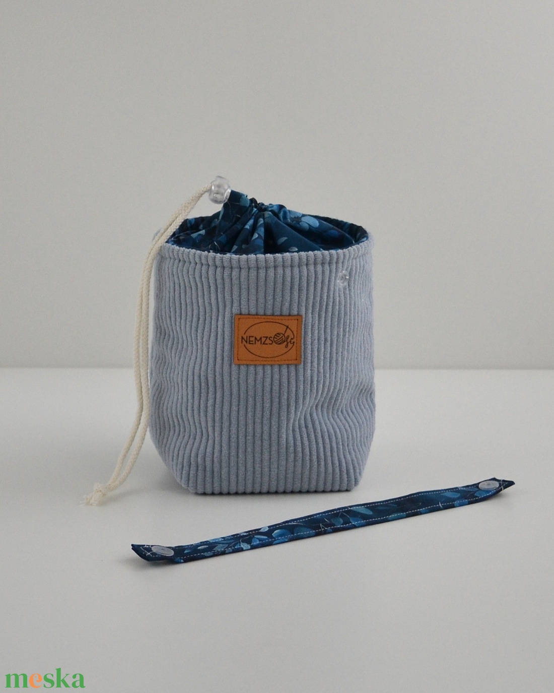 Kis méretű behúzós projekt táska kézimunkához (világoskék kordbársony) - táska & tok - kézitáska & válltáska - kézitáska - Meska.hu Kis méretű behúzós projekt táska kézimunkához (világoskék kordbársony) - táska & tok - kézitáska & válltáska - kézitáska - Meska.hu