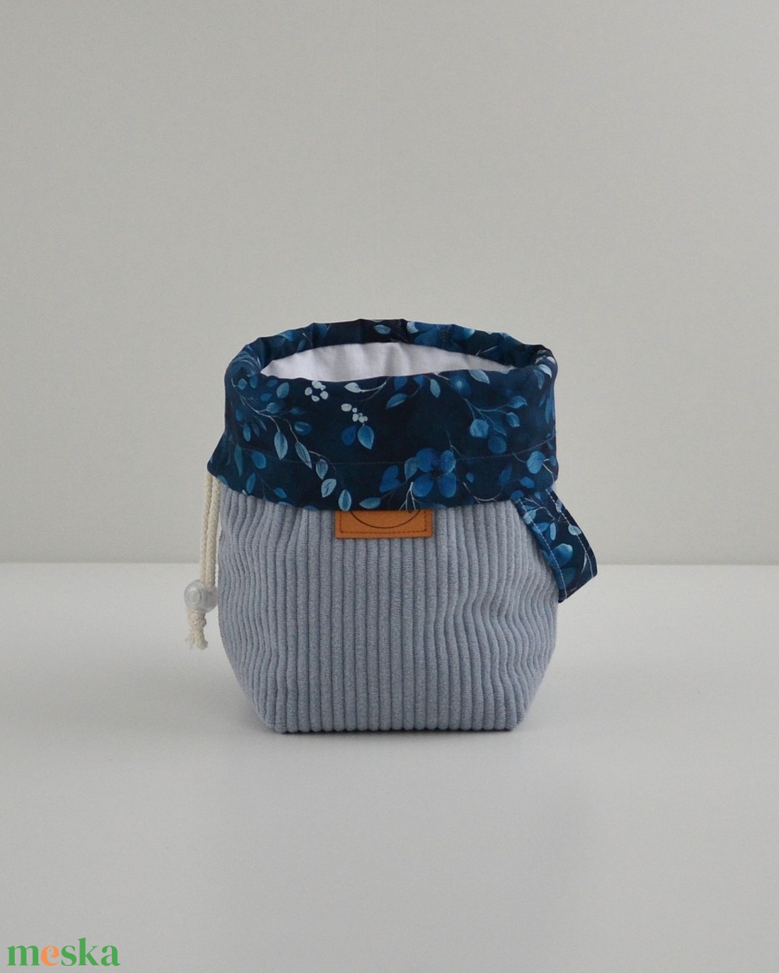 Kis méretű behúzós projekt táska kézimunkához (világoskék kordbársony) - táska & tok - kézitáska & válltáska - kézitáska - Meska.hu Kis méretű behúzós projekt táska kézimunkához (világoskék kordbársony) - táska & tok - kézitáska & válltáska - kézitáska - Meska.hu