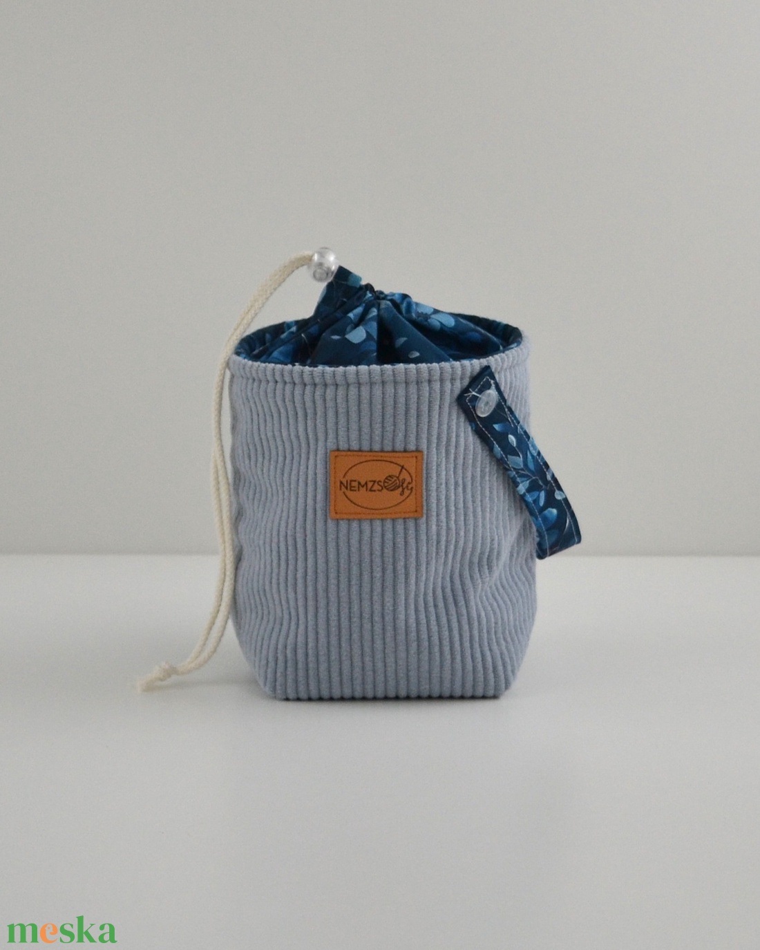 Kis méretű behúzós projekt táska kézimunkához (világoskék kordbársony) - táska & tok - kézitáska & válltáska - kézitáska - Meska.hu Kis méretű behúzós projekt táska kézimunkához (világoskék kordbársony) - táska & tok - kézitáska & válltáska - kézitáska - Meska.hu