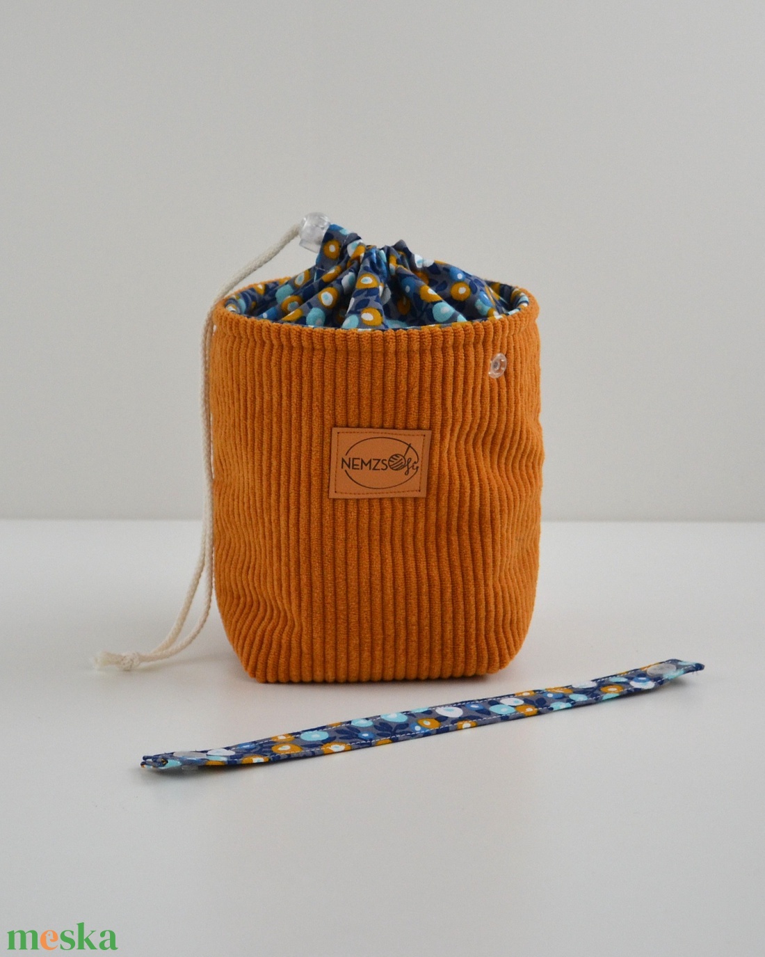 Kis méretű behúzós projekt táska kézimunkához (mustár kordbársony) - táska & tok - kézitáska & válltáska - kézitáska - Meska.hu Kis méretű behúzós projekt táska kézimunkához (mustár kordbársony) - táska & tok - kézitáska & válltáska - kézitáska - Meska.hu