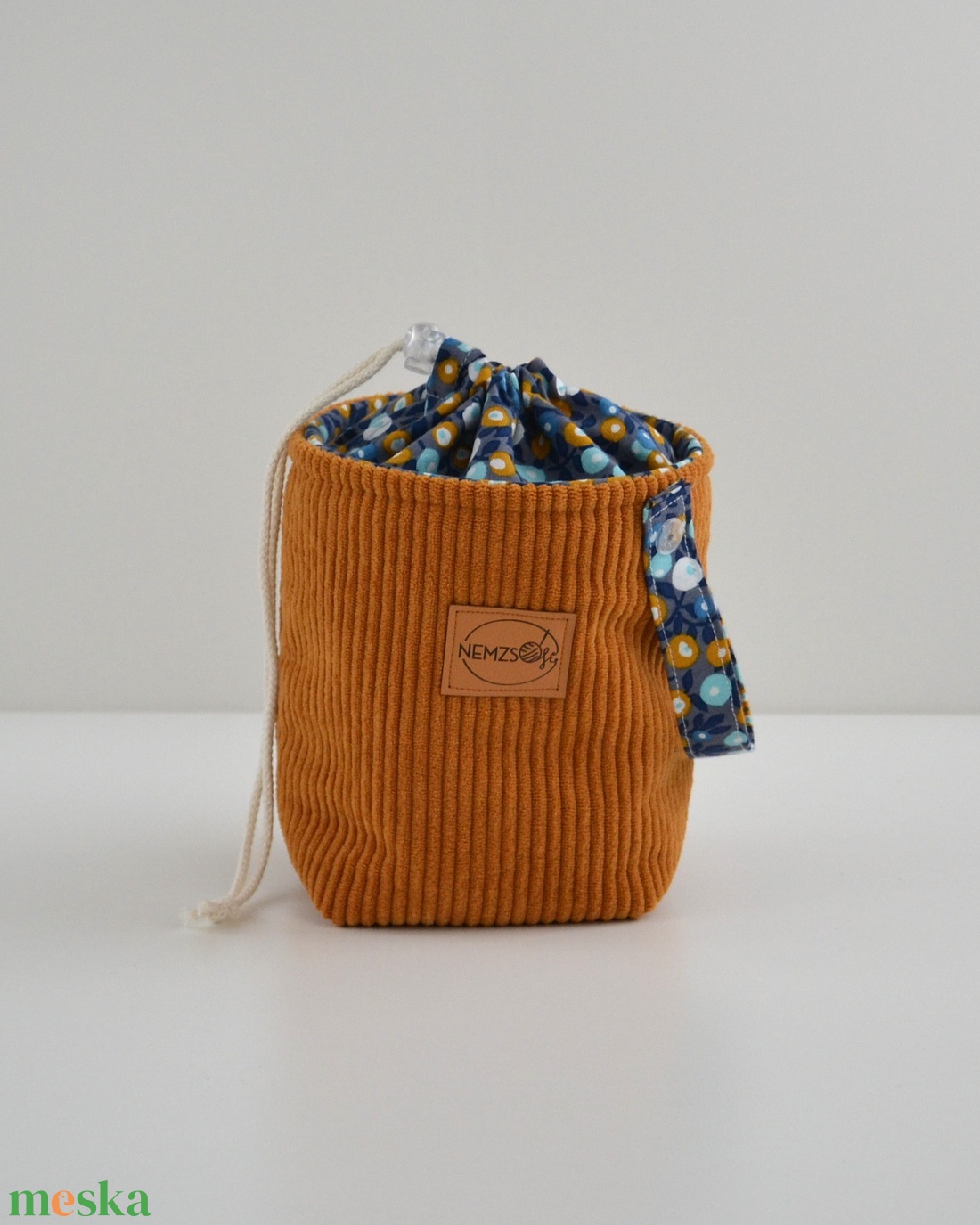 Kis méretű behúzós projekt táska kézimunkához (mustár kordbársony) - táska & tok - kézitáska & válltáska - kézitáska - Meska.hu Kis méretű behúzós projekt táska kézimunkához (mustár kordbársony) - táska & tok - kézitáska & válltáska - kézitáska - Meska.hu