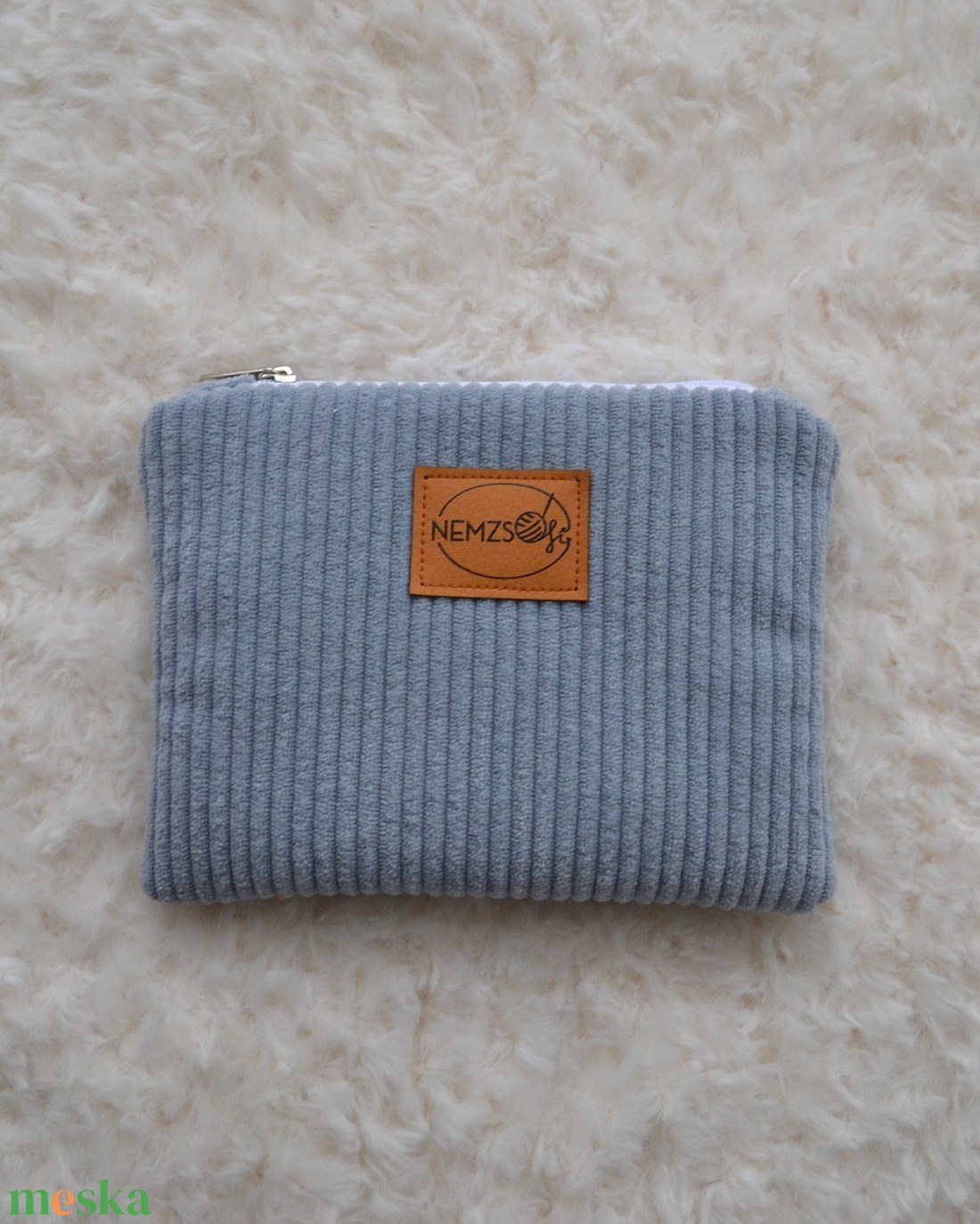 Kis cipzáros nesszeszer (világoskék kordbársony) - táska & tok - kézitáska & válltáska - belső rendező - Meska.hu Kis cipzáros nesszeszer (világoskék kordbársony) - táska & tok - kézitáska & válltáska - belső rendező - Meska.hu