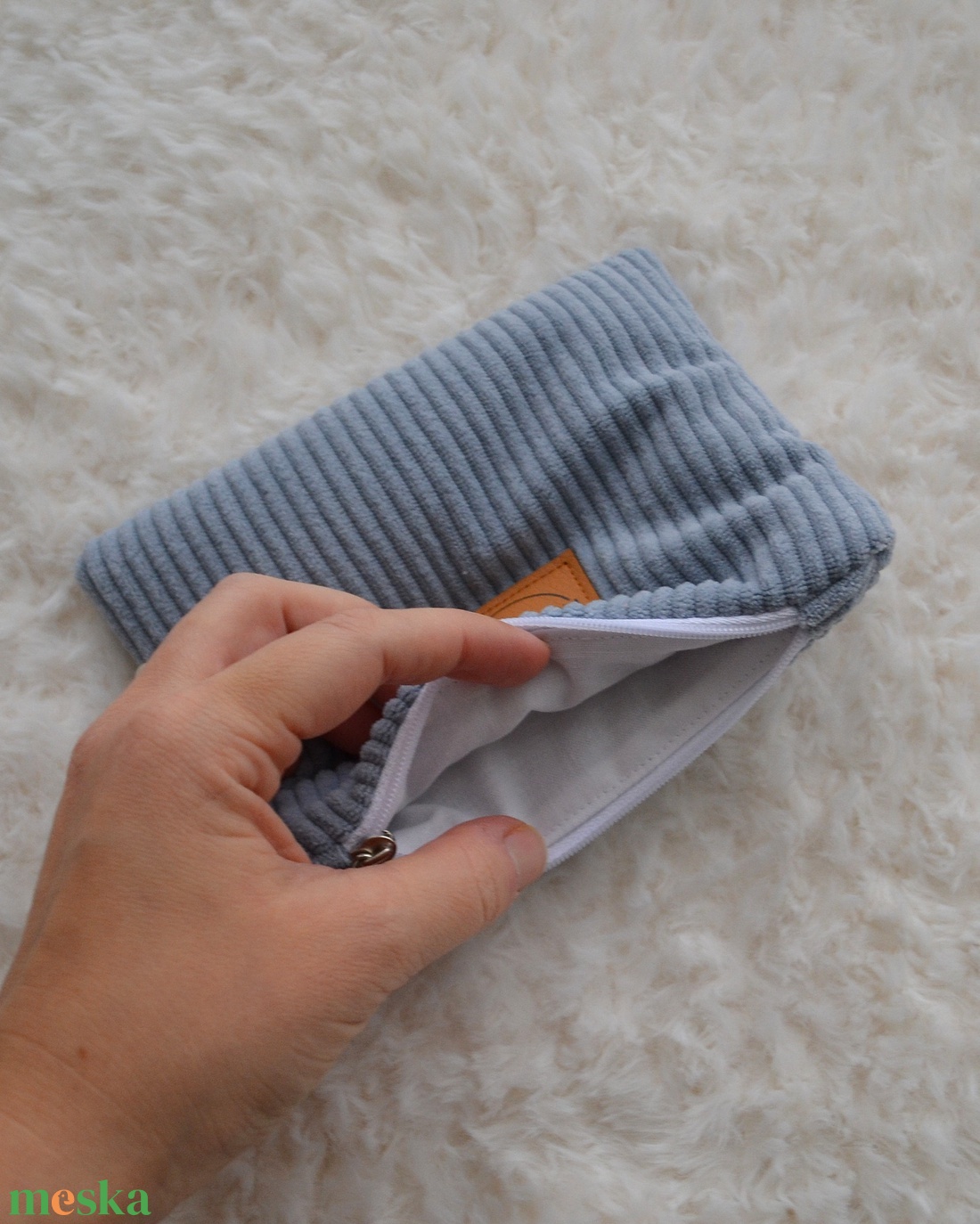 Kis cipzáros nesszeszer (világoskék kordbársony) - táska & tok - kézitáska & válltáska - belső rendező - Meska.hu Kis cipzáros nesszeszer (világoskék kordbársony) - táska & tok - kézitáska & válltáska - belső rendező - Meska.hu