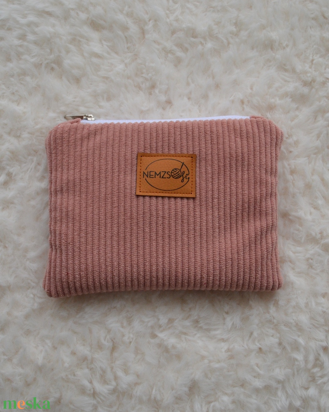 Kis cipzáros nesszeszer (rózsaszín kordbársony) - táska & tok - kézitáska & válltáska - belső rendező - Meska.hu Kis cipzáros nesszeszer (rózsaszín kordbársony) - táska & tok - kézitáska & válltáska - belső rendező - Meska.hu