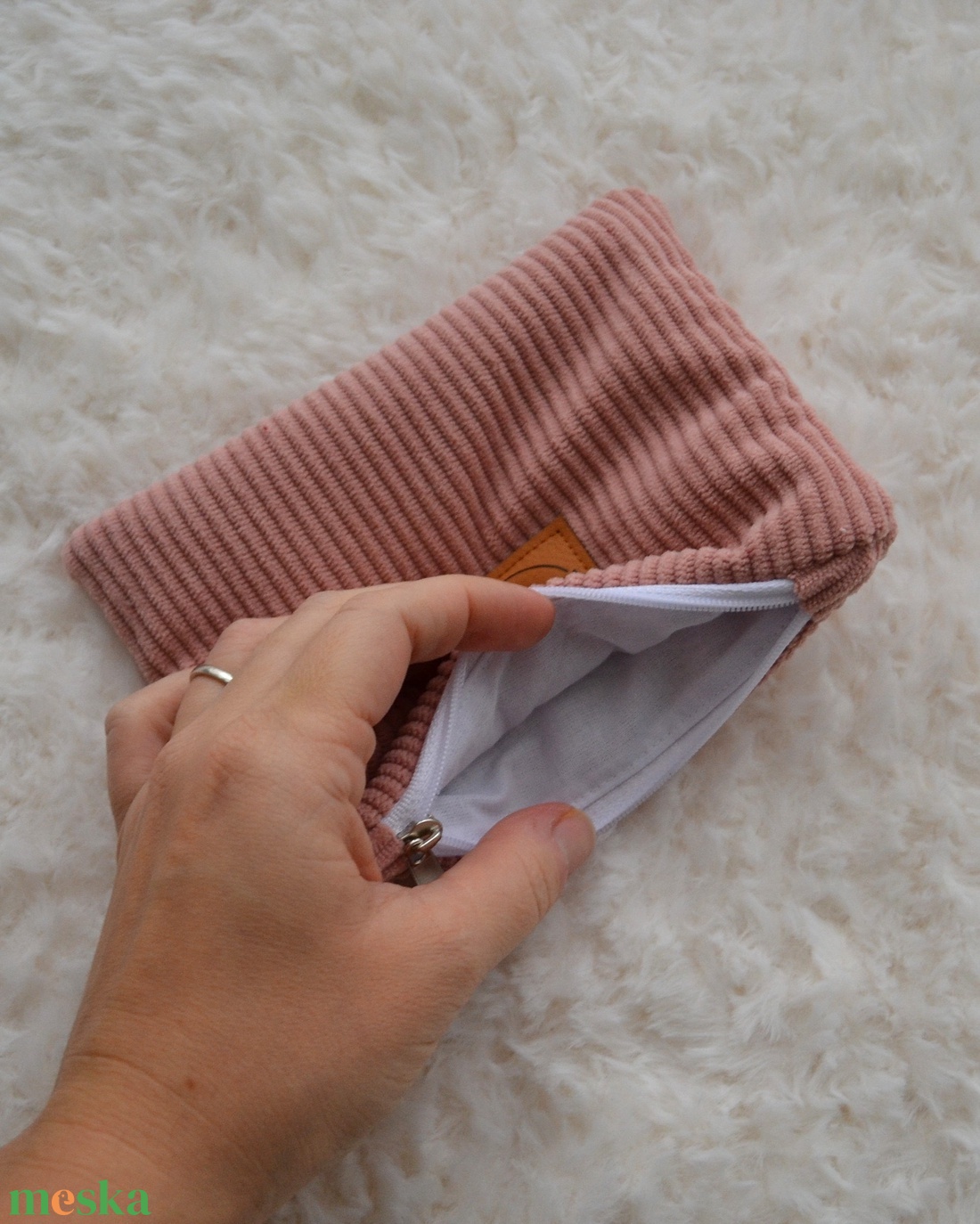 Kis cipzáros nesszeszer (rózsaszín kordbársony) - táska & tok - kézitáska & válltáska - belső rendező - Meska.hu Kis cipzáros nesszeszer (rózsaszín kordbársony) - táska & tok - kézitáska & válltáska - belső rendező - Meska.hu