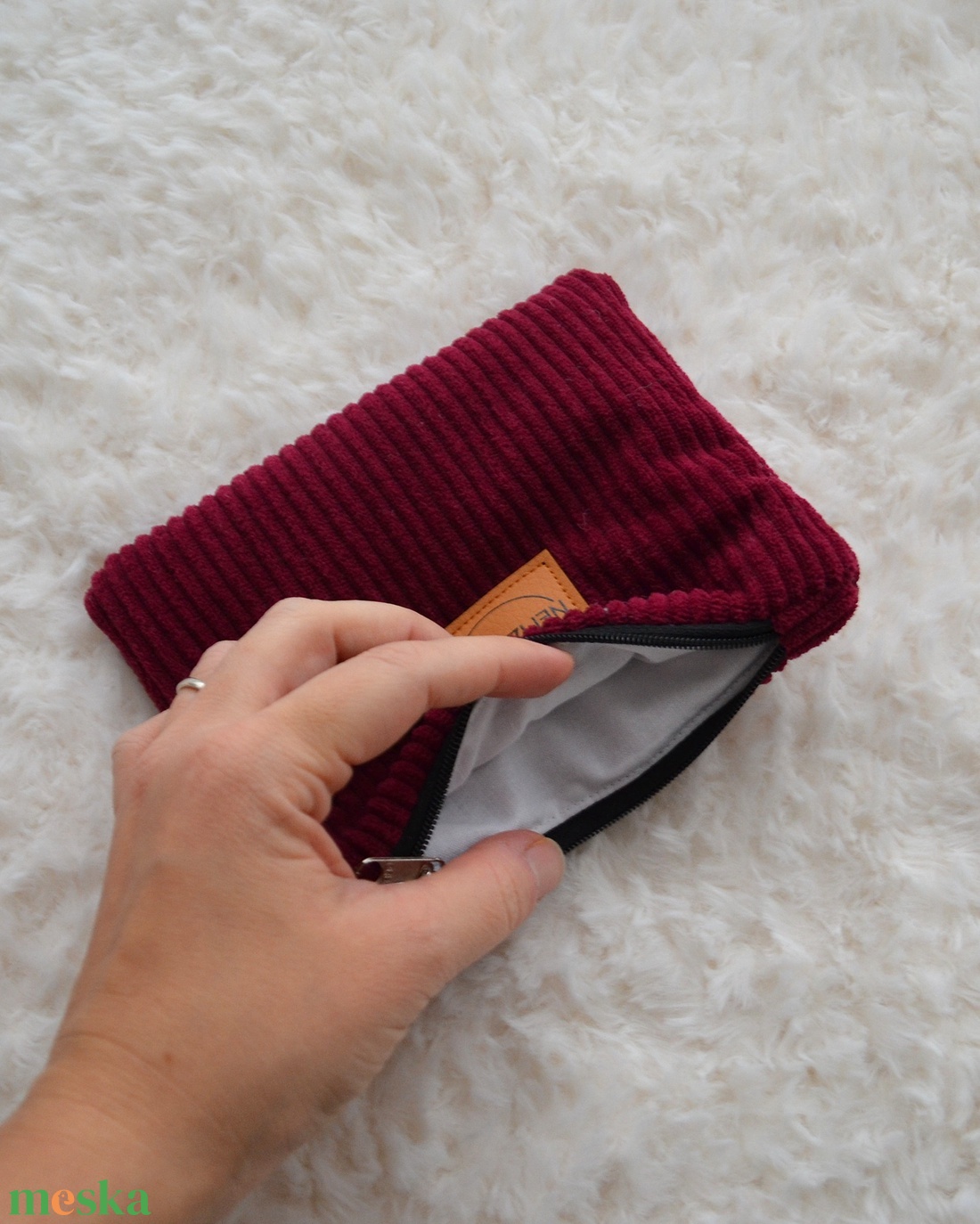 Kis cipzáros nesszeszer (bordó kordbársony) - táska & tok - kézitáska & válltáska - belső rendező - Meska.hu Kis cipzáros nesszeszer (bordó kordbársony) - táska & tok - kézitáska & válltáska - belső rendező - Meska.hu