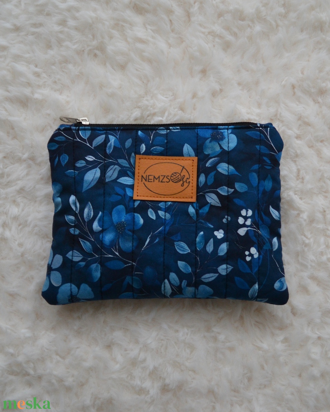 Kis cipzáros nesszeszer (kék leveles) - táska & tok - kézitáska & válltáska - belső rendező - Meska.hu Kis cipzáros nesszeszer (kék leveles) - táska & tok - kézitáska & válltáska - belső rendező - Meska.hu