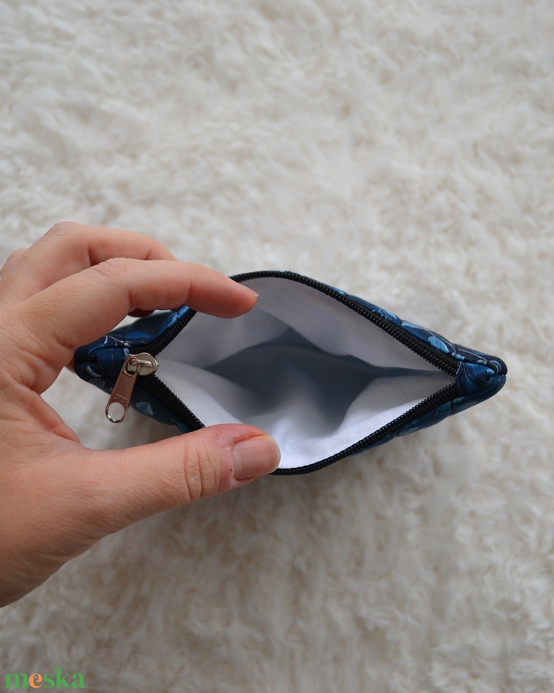 Kis cipzáros nesszeszer (kék leveles) - táska & tok - kézitáska & válltáska - belső rendező - Meska.hu Kis cipzáros nesszeszer (kék leveles) - táska & tok - kézitáska & válltáska - belső rendező - Meska.hu