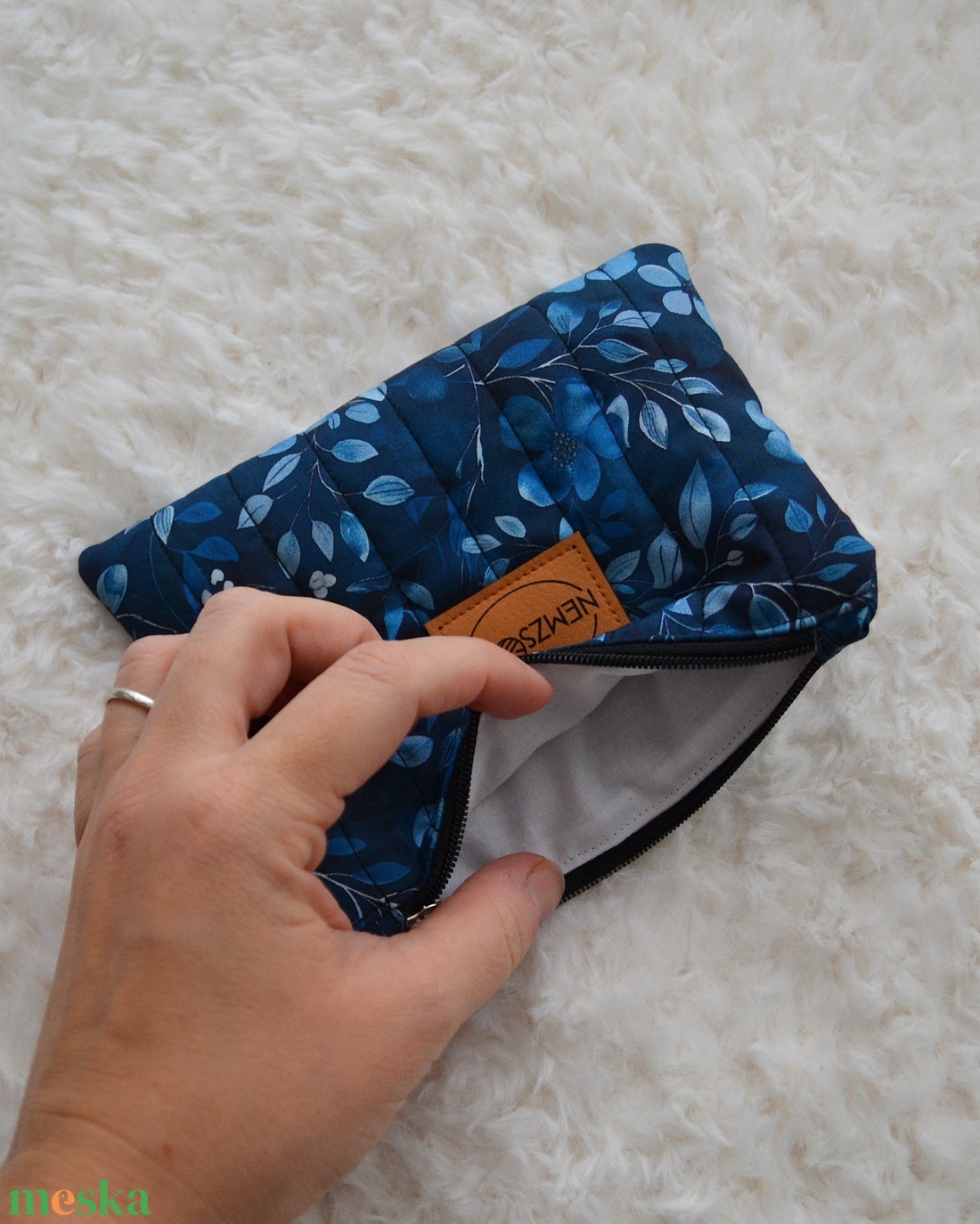 Kis cipzáros nesszeszer (kék leveles) - táska & tok - kézitáska & válltáska - belső rendező - Meska.hu Kis cipzáros nesszeszer (kék leveles) - táska & tok - kézitáska & válltáska - belső rendező - Meska.hu