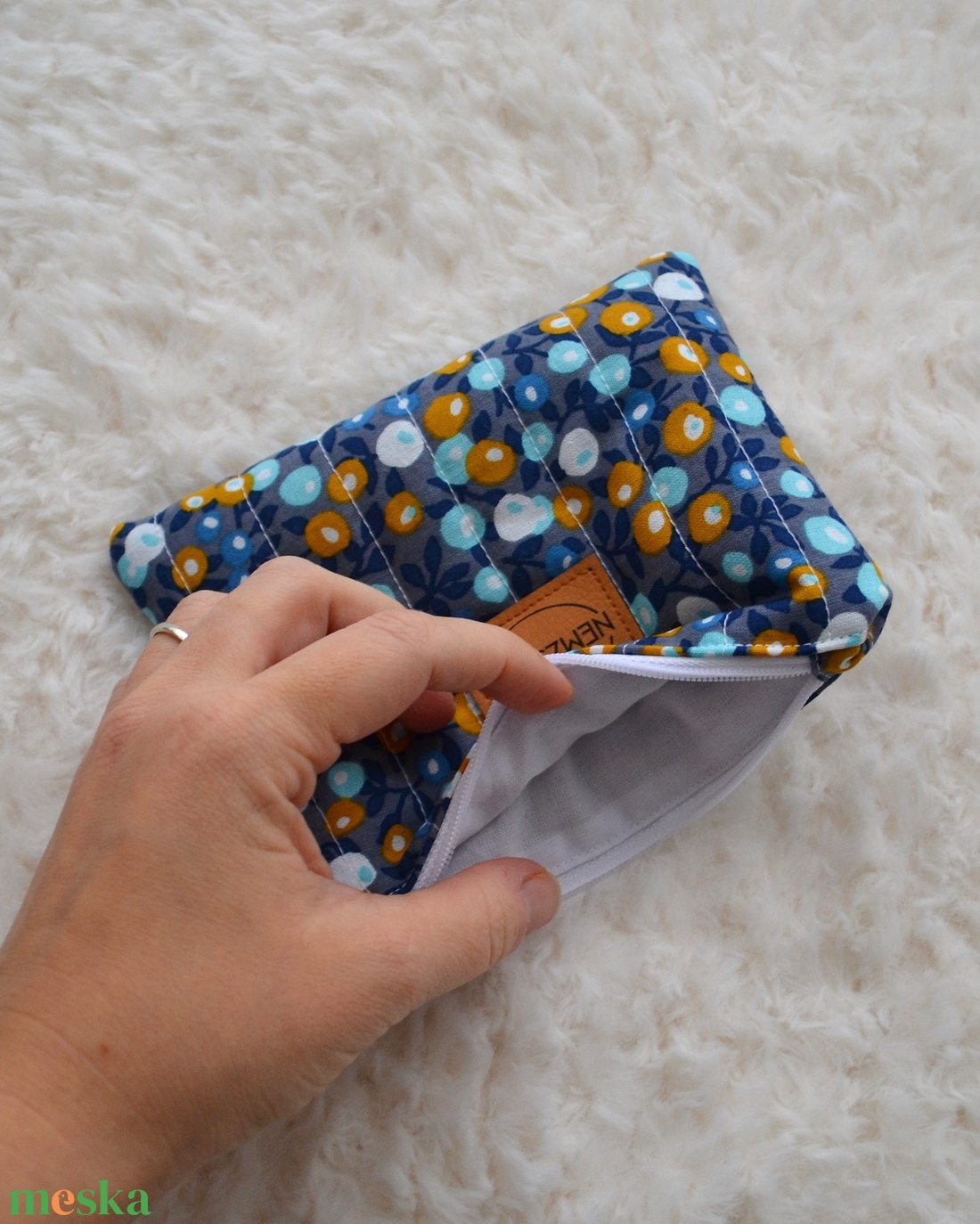 Kis cipzáros nesszeszer (apró virágos) - táska & tok - kézitáska & válltáska - belső rendező - Meska.hu Kis cipzáros nesszeszer (apró virágos) - táska & tok - kézitáska & válltáska - belső rendező - Meska.hu