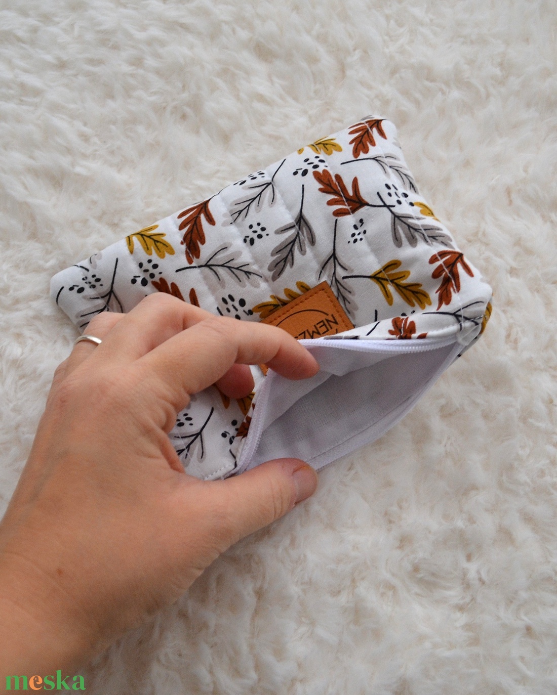 Kis cipzáros nesszeszer (őszi leveles) - táska & tok - kézitáska & válltáska - belső rendező - Meska.hu Kis cipzáros nesszeszer (őszi leveles) - táska & tok - kézitáska & válltáska - belső rendező - Meska.hu