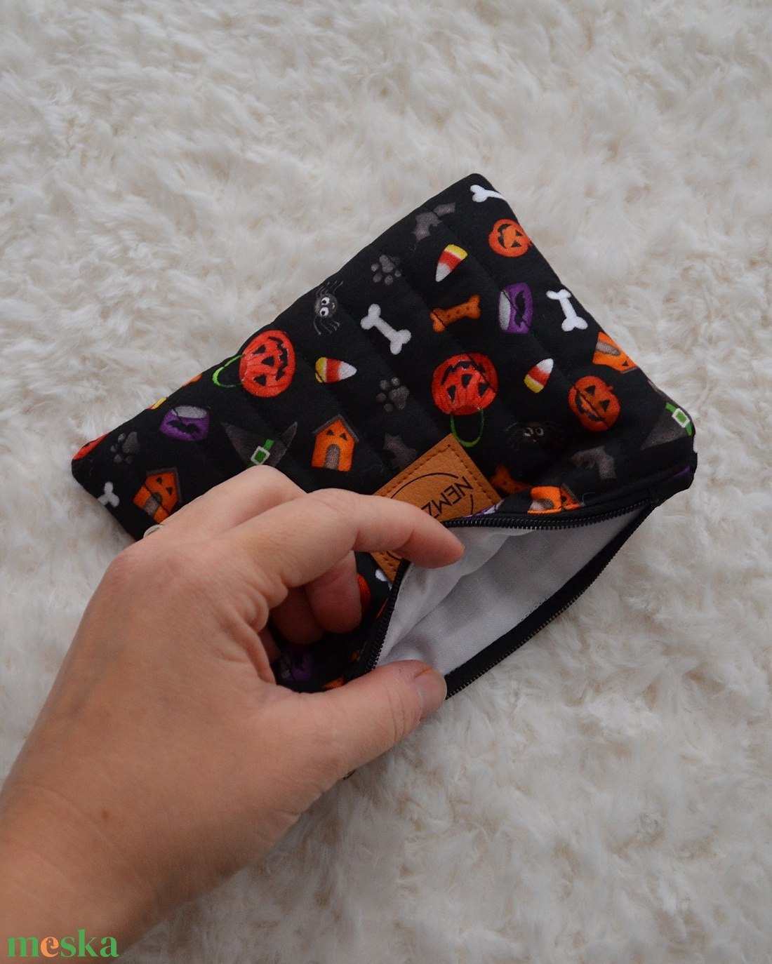 Kis cipzáros nesszeszer (halloweenes) - táska & tok - kézitáska & válltáska - belső rendező - Meska.hu Kis cipzáros nesszeszer (halloweenes) - táska & tok - kézitáska & válltáska - belső rendező - Meska.hu