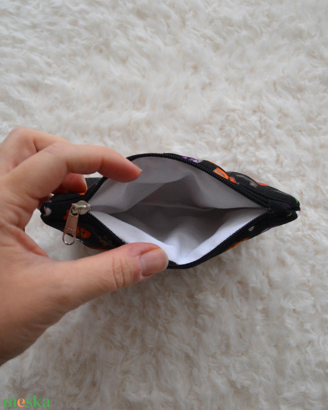 Kis cipzáros nesszeszer (halloweenes) - táska & tok - kézitáska & válltáska - belső rendező - Meska.hu Kis cipzáros nesszeszer (halloweenes) - táska & tok - kézitáska & válltáska - belső rendező - Meska.hu