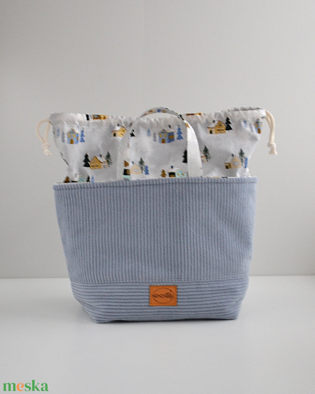 Nagy méretű behúzós projekt táska kézimunkához (világoskék téli házas kordbársony) - táska & tok - kézitáska & válltáska - kézitáska - Meska.hu