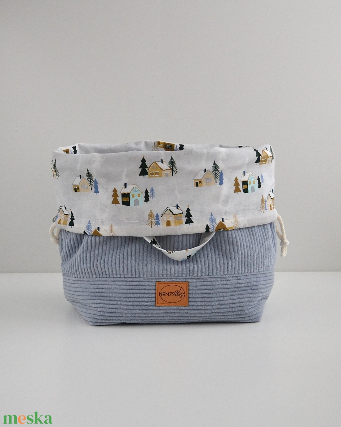 Nagy méretű behúzós projekt táska kézimunkához (világoskék téli házas kordbársony) - táska & tok - kézitáska & válltáska - kézitáska - Meska.hu