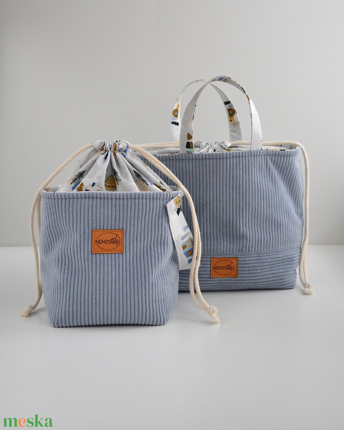 Nagy méretű behúzós projekt táska kézimunkához (világoskék téli házas kordbársony) - táska & tok - kézitáska & válltáska - kézitáska - Meska.hu