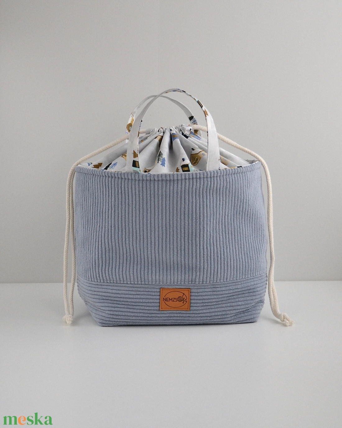 Nagy méretű behúzós projekt táska kézimunkához (világoskék téli házas kordbársony) - táska & tok - kézitáska & válltáska - kézitáska - Meska.hu