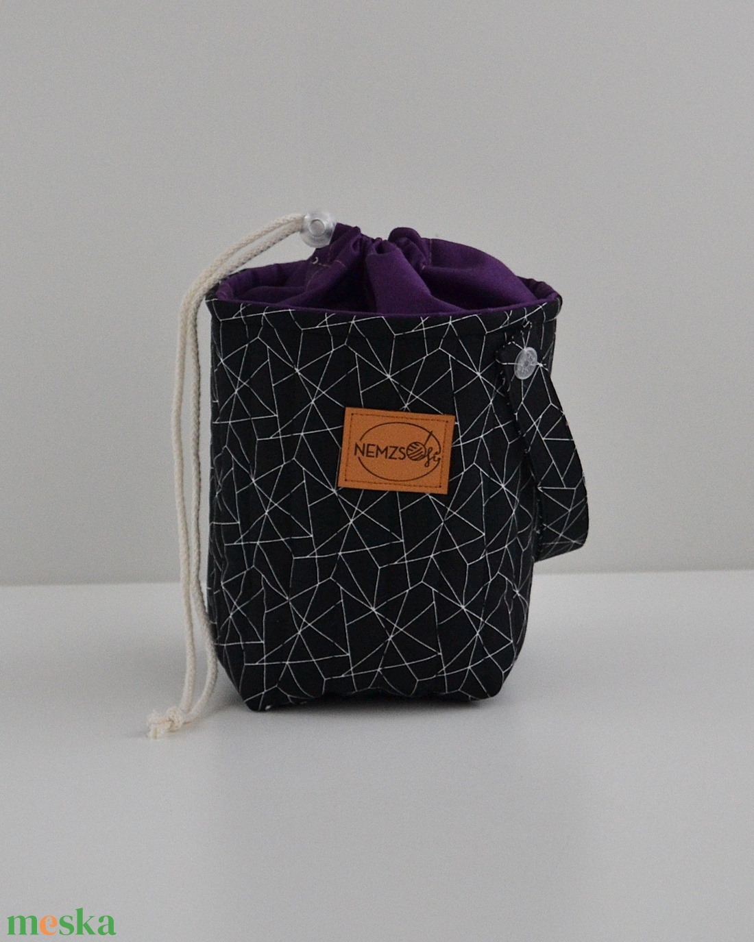 Kis méretű behúzós projekt táska kézimunkához (geometrikus lila behúzóval) - táska & tok - kézitáska & válltáska - kézitáska - Meska.hu