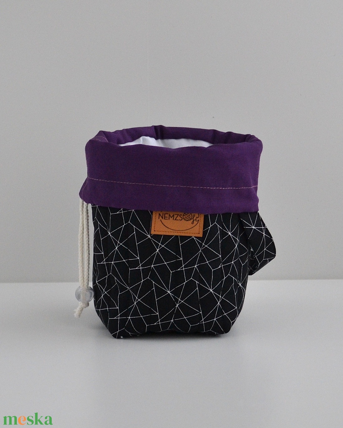 Kis méretű behúzós projekt táska kézimunkához (geometrikus lila behúzóval) - táska & tok - kézitáska & válltáska - kézitáska - Meska.hu