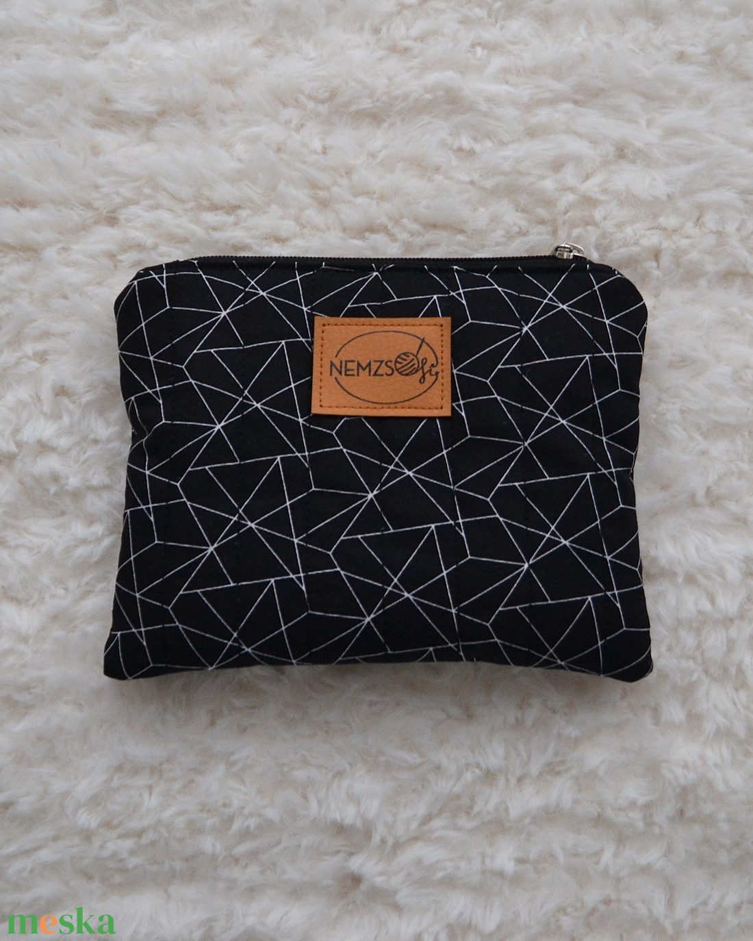 Kis cipzáros nesszeszer (fekete geometrikus) - táska & tok - kézitáska & válltáska - belső rendező - Meska.hu