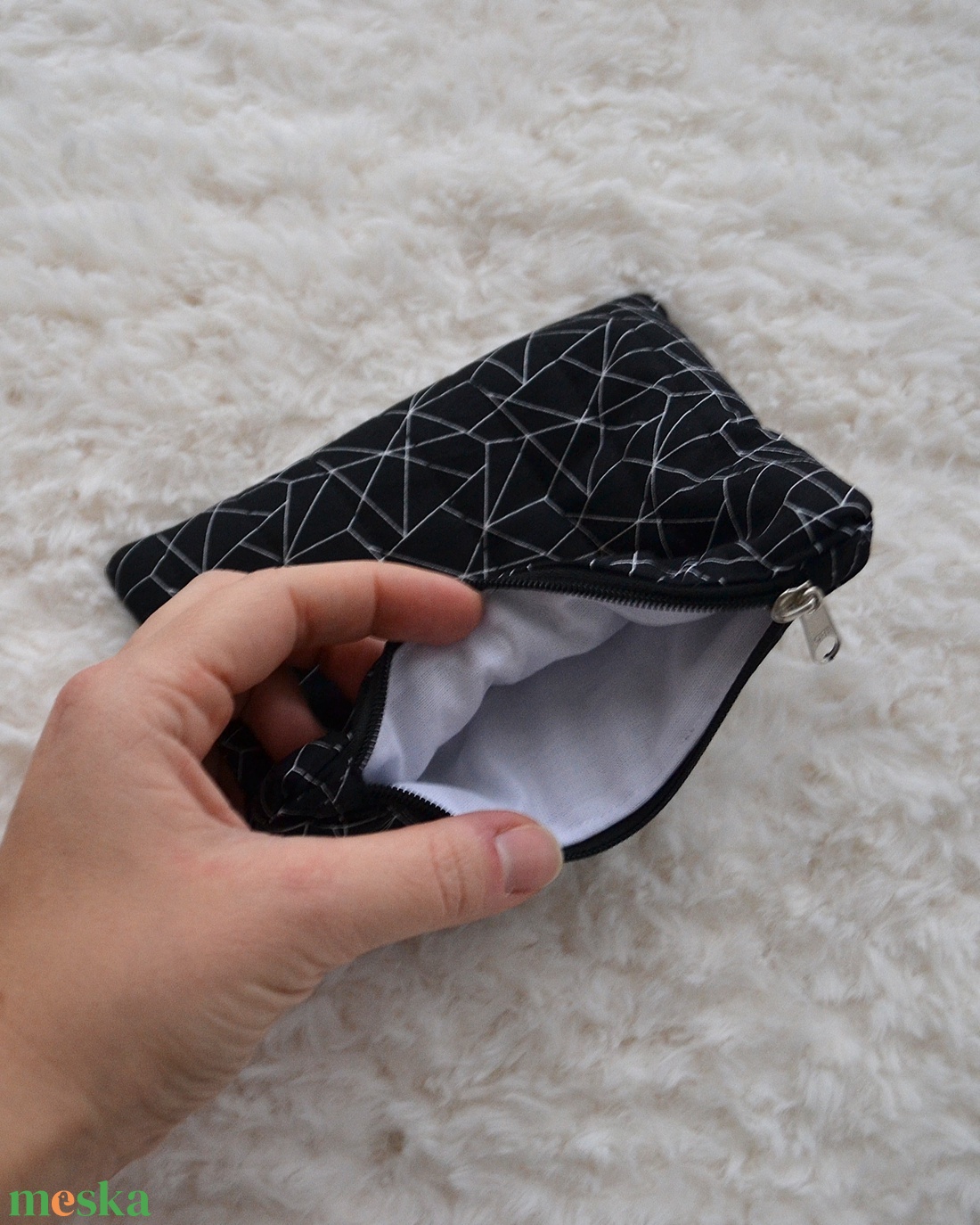 Kis cipzáros nesszeszer (fekete geometrikus) - táska & tok - kézitáska & válltáska - belső rendező - Meska.hu
