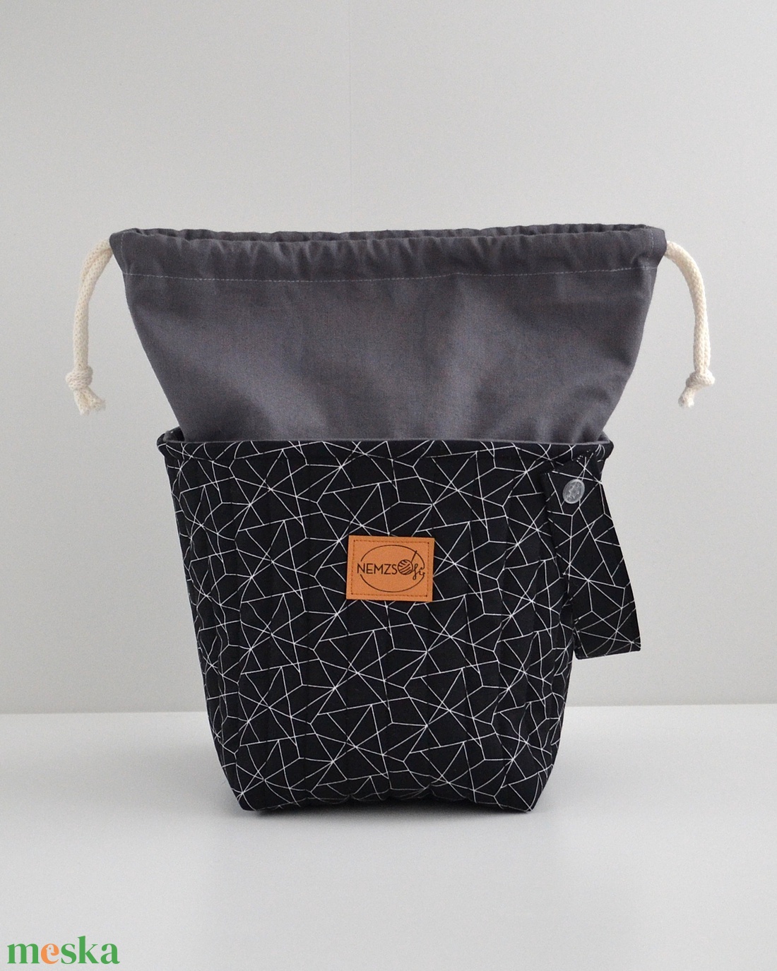 Közepes méretű behúzós projekt táska kézimunkához (fekete geometrikus) - táska & tok - kézitáska & válltáska - kézitáska - Meska.hu