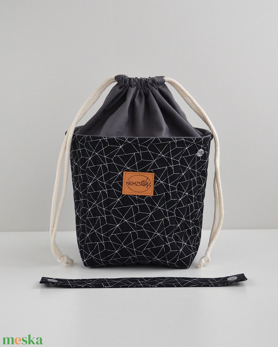 Közepes méretű behúzós projekt táska kézimunkához (fekete geometrikus) - táska & tok - kézitáska & válltáska - kézitáska - Meska.hu