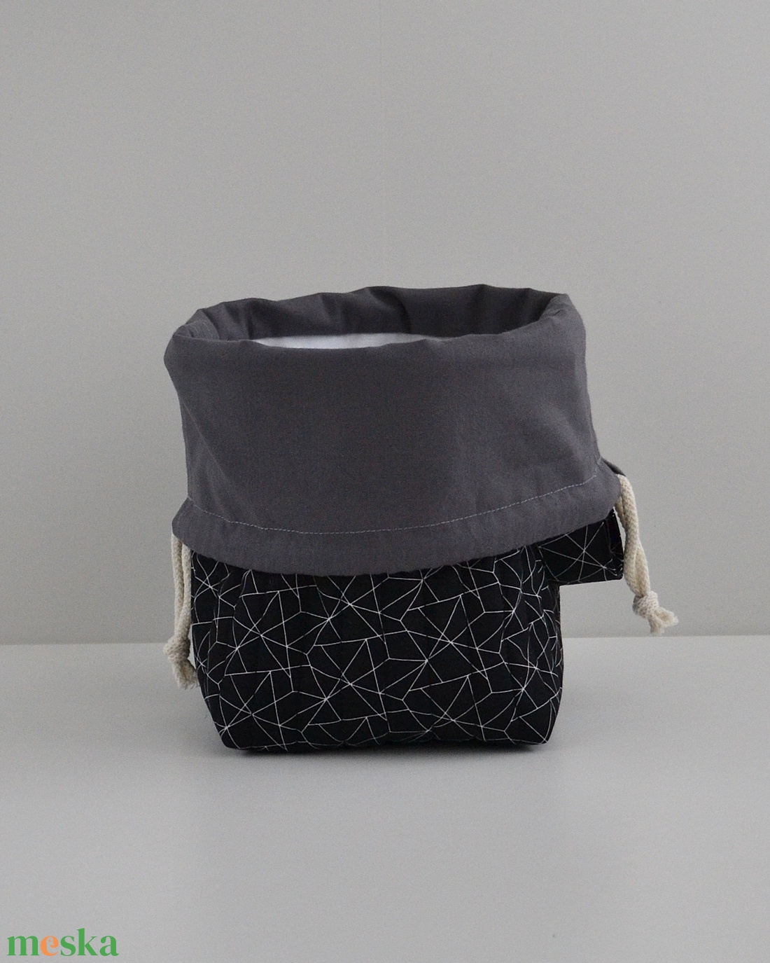 Közepes méretű behúzós projekt táska kézimunkához (fekete geometrikus) - táska & tok - kézitáska & válltáska - kézitáska - Meska.hu
