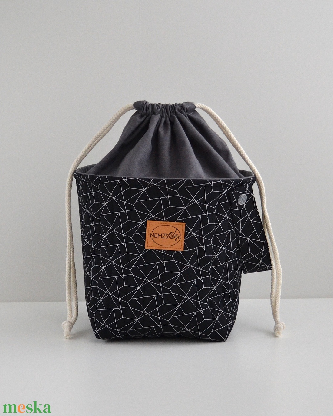 Közepes méretű behúzós projekt táska kézimunkához (fekete geometrikus) - táska & tok - kézitáska & válltáska - kézitáska - Meska.hu