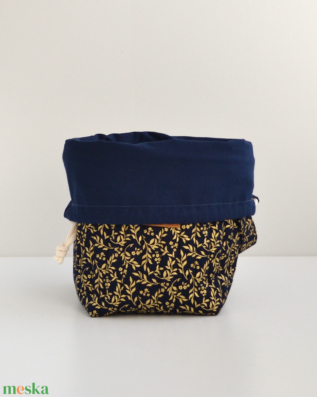 Közepes méretű behúzós projekt táska kézimunkához (arany leveles) - táska & tok - kézitáska & válltáska - kézitáska - Meska.hu