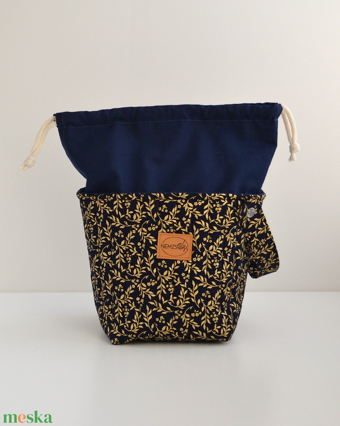 Közepes méretű behúzós projekt táska kézimunkához (arany leveles) - táska & tok - kézitáska & válltáska - kézitáska - Meska.hu