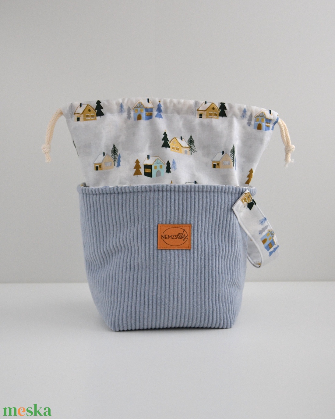 Közepes méretű behúzós projekt táska kézimunkához (világoskék téli házas kordbársony) - táska & tok - kézitáska & válltáska - kézitáska - Meska.hu