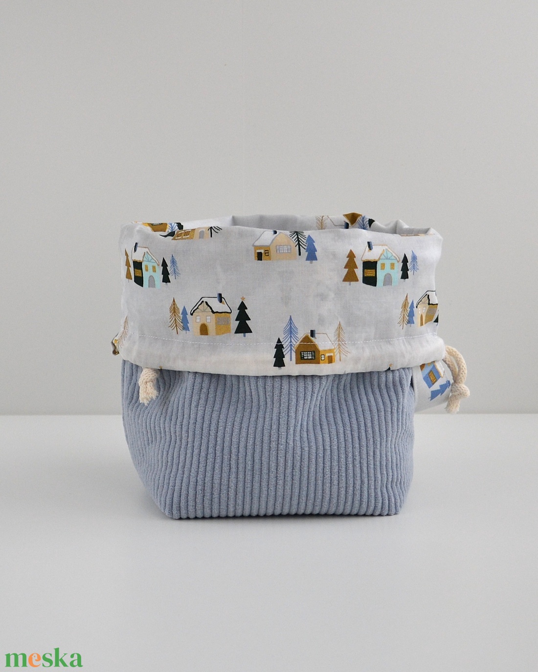 Közepes méretű behúzós projekt táska kézimunkához (világoskék téli házas kordbársony) - táska & tok - kézitáska & válltáska - kézitáska - Meska.hu