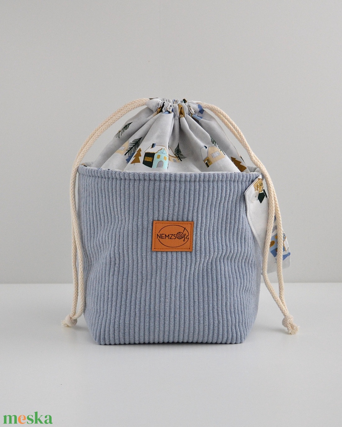 Közepes méretű behúzós projekt táska kézimunkához (világoskék téli házas kordbársony) - táska & tok - kézitáska & válltáska - kézitáska - Meska.hu