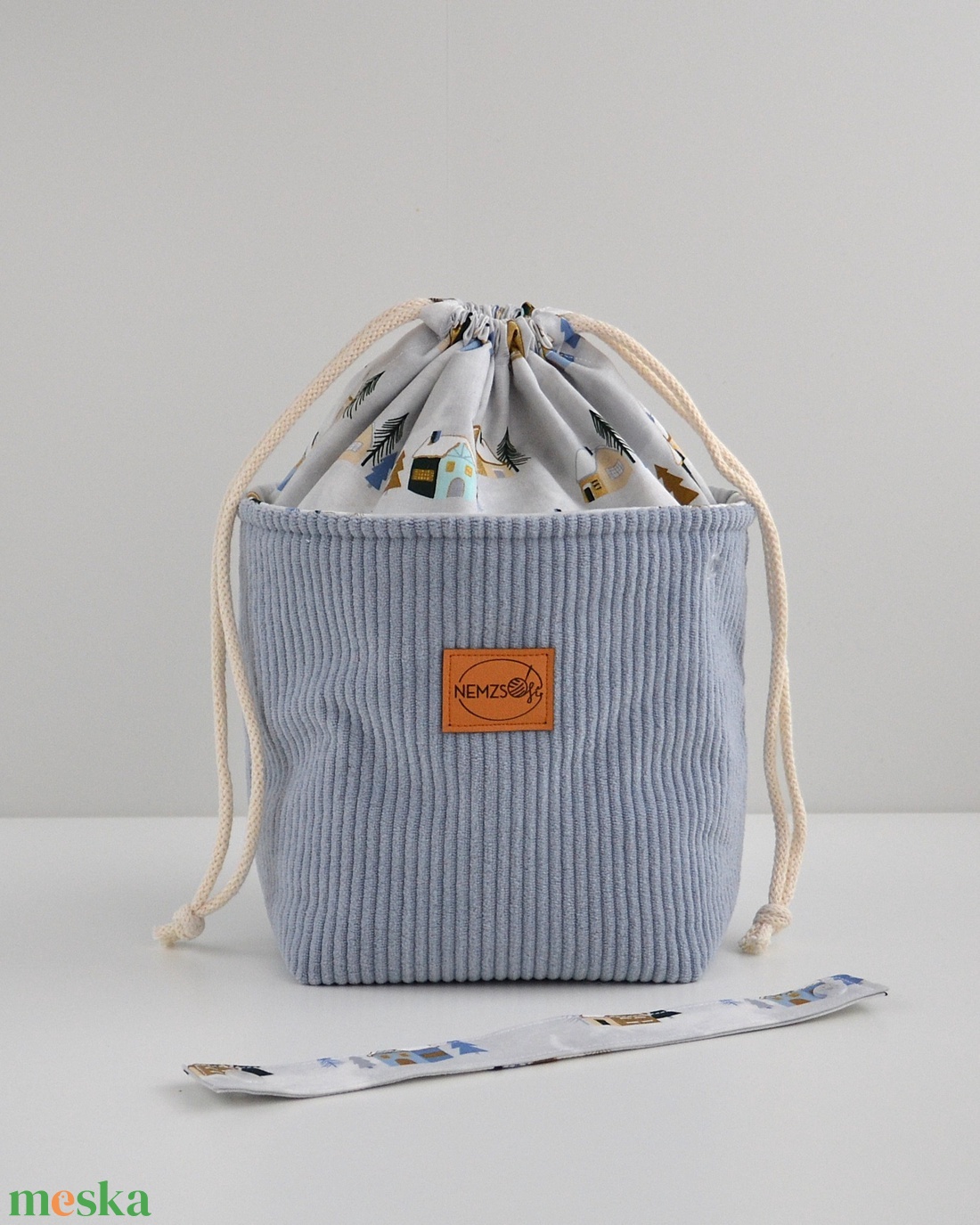 Közepes méretű behúzós projekt táska kézimunkához (világoskék téli házas kordbársony) - táska & tok - kézitáska & válltáska - kézitáska - Meska.hu