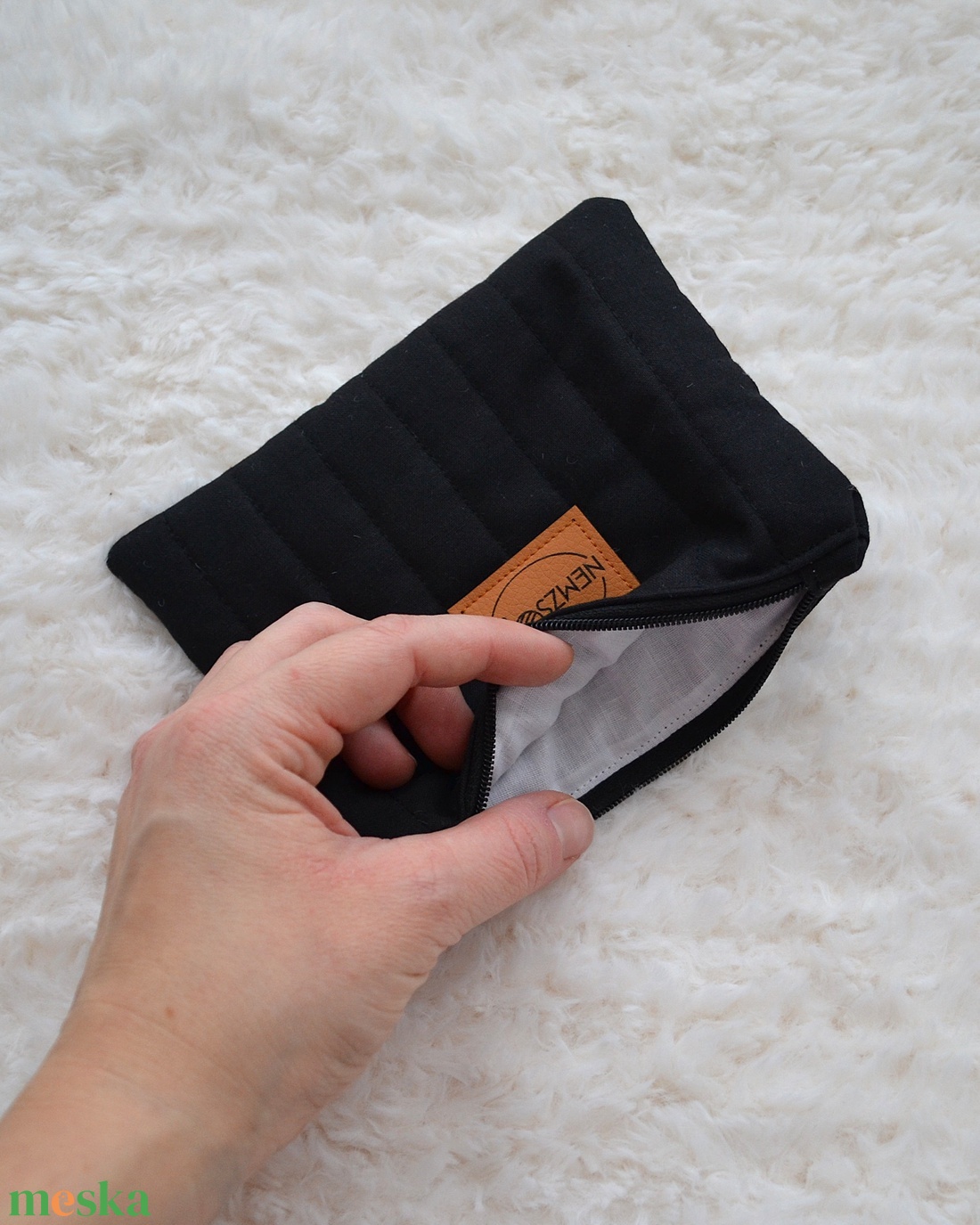 Kis cipzáros nesszeszer (fekete) - táska & tok - kézitáska & válltáska - belső rendező - Meska.hu