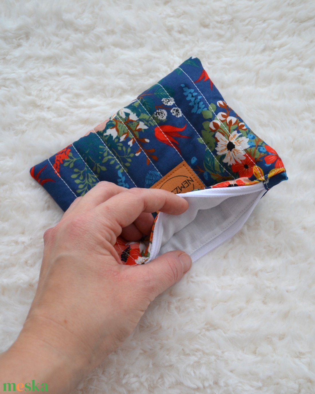Kis cipzáros nesszeszer (kék virágos) - táska & tok - kézitáska & válltáska - belső rendező - Meska.hu
