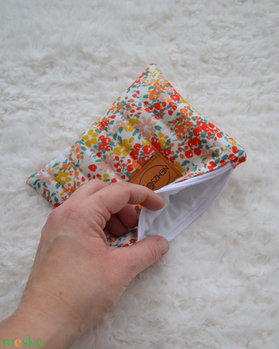 Kis cipzáros nesszeszer (apró virágos) - táska & tok - kézitáska & válltáska - belső rendező - Meska.hu