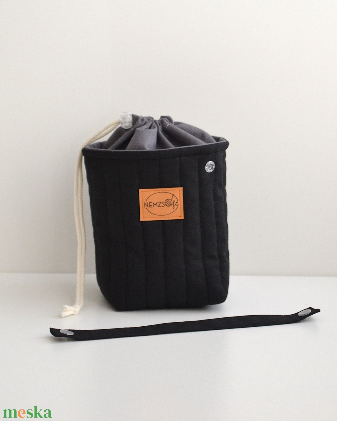 Kis méretű behúzós projekt táska kézimunkához (fekete) - táska & tok - kézitáska & válltáska - kézitáska - Meska.hu