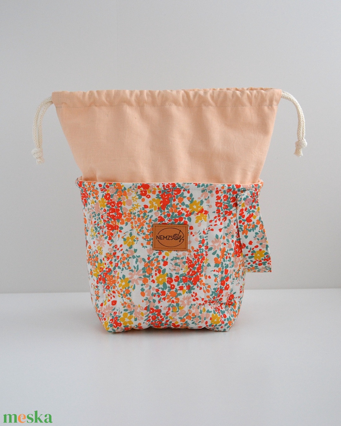 Közepes méretű behúzós projekt táska kézimunkához (apró virágos) - táska & tok - kézitáska & válltáska - kézitáska - Meska.hu