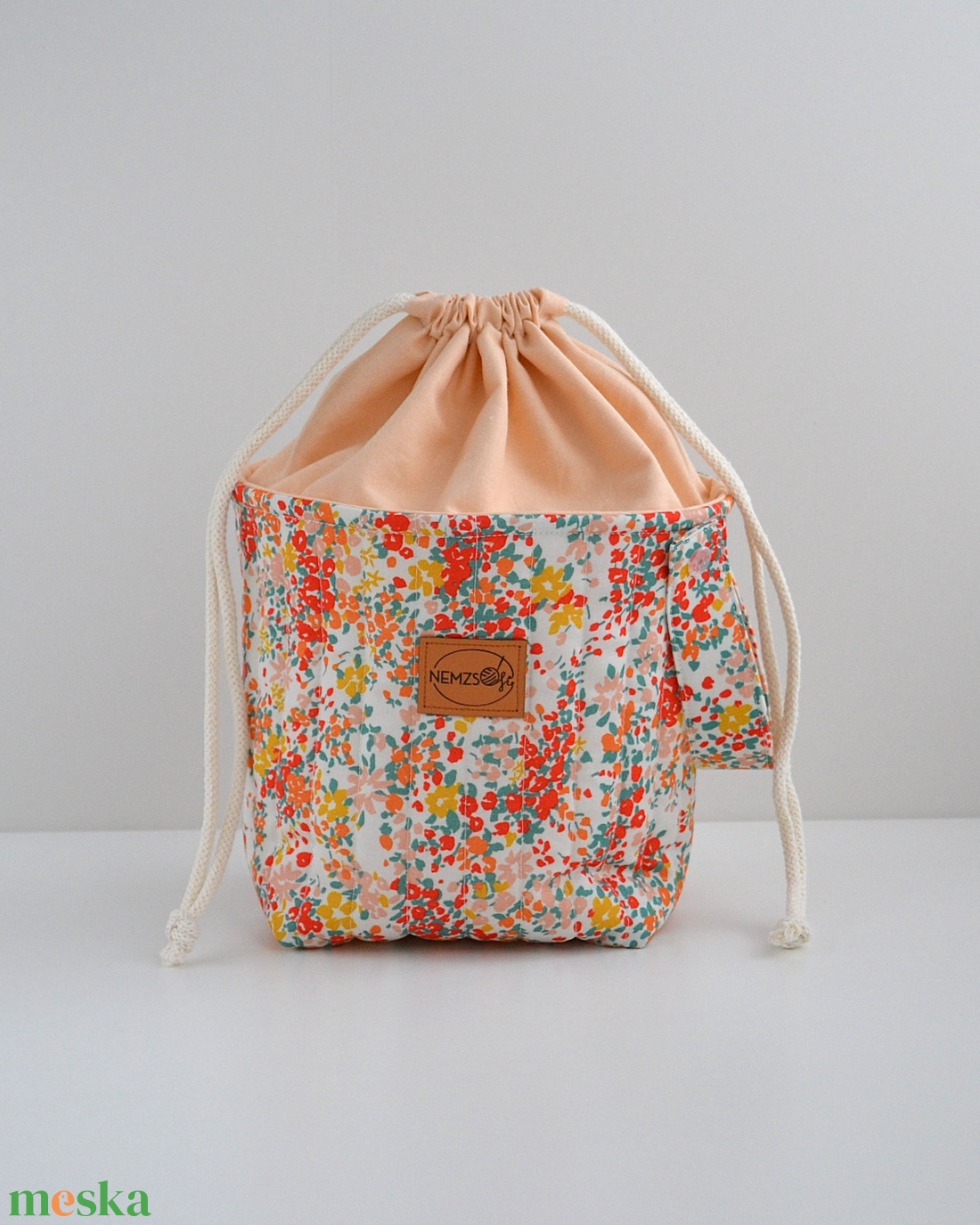 Közepes méretű behúzós projekt táska kézimunkához (apró virágos) - táska & tok - kézitáska & válltáska - kézitáska - Meska.hu