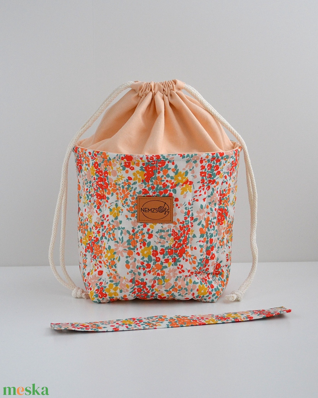 Közepes méretű behúzós projekt táska kézimunkához (apró virágos) - táska & tok - kézitáska & válltáska - kézitáska - Meska.hu