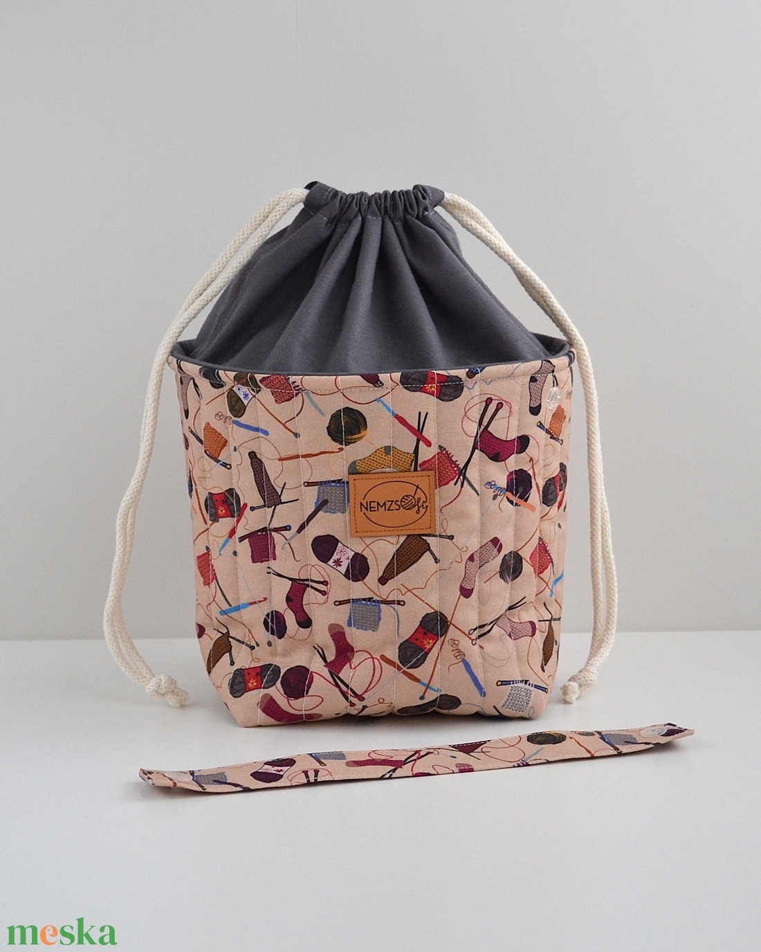 Közepes méretű behúzós projekt táska kézimunkához (fonalas) - táska & tok - kézitáska & válltáska - kézitáska - Meska.hu