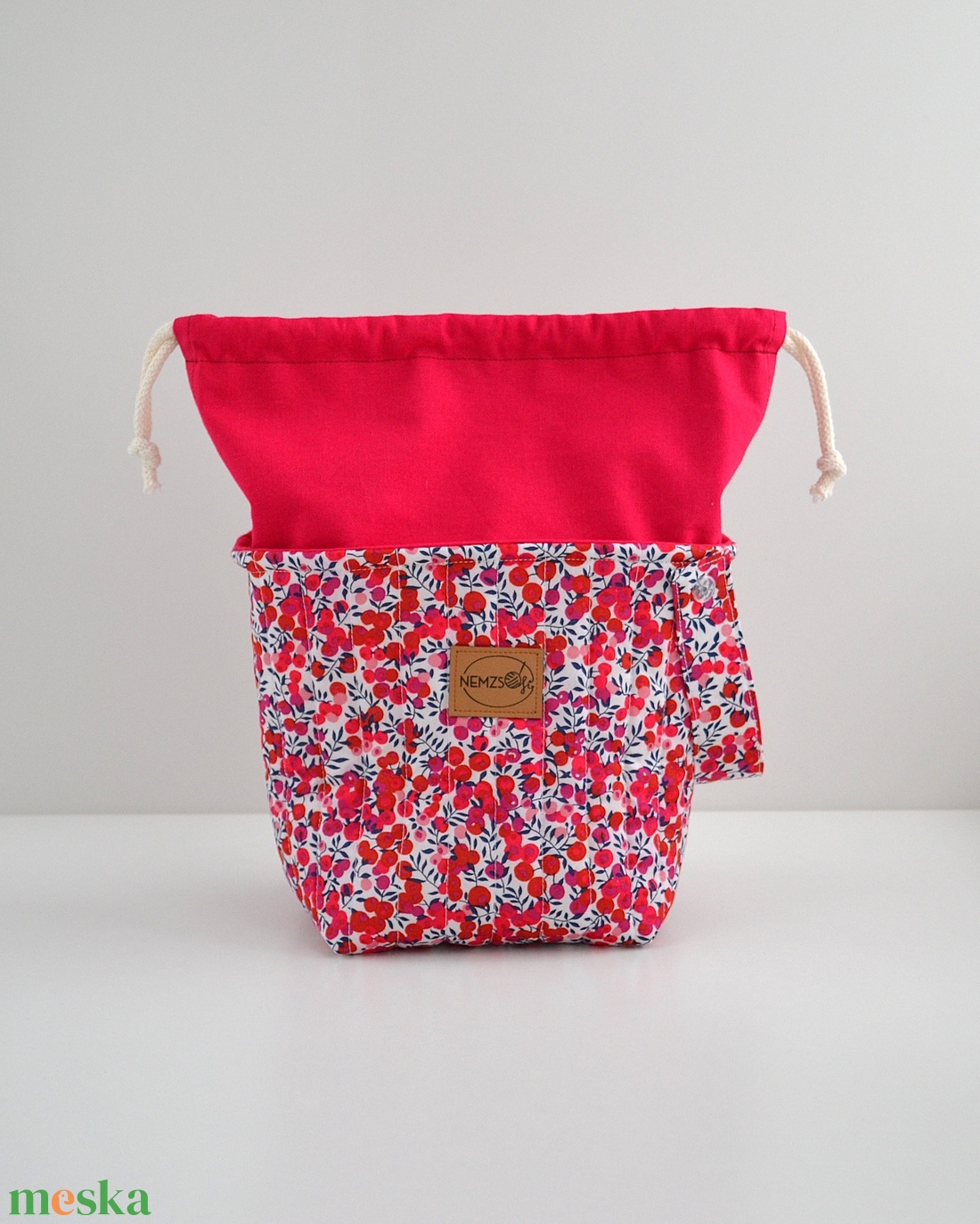 Közepes méretű behúzós projekt táska kézimunkához (Liberty Wiltshire Red Tana Lawn) - táska & tok - kézitáska & válltáska - kézitáska - Meska.hu