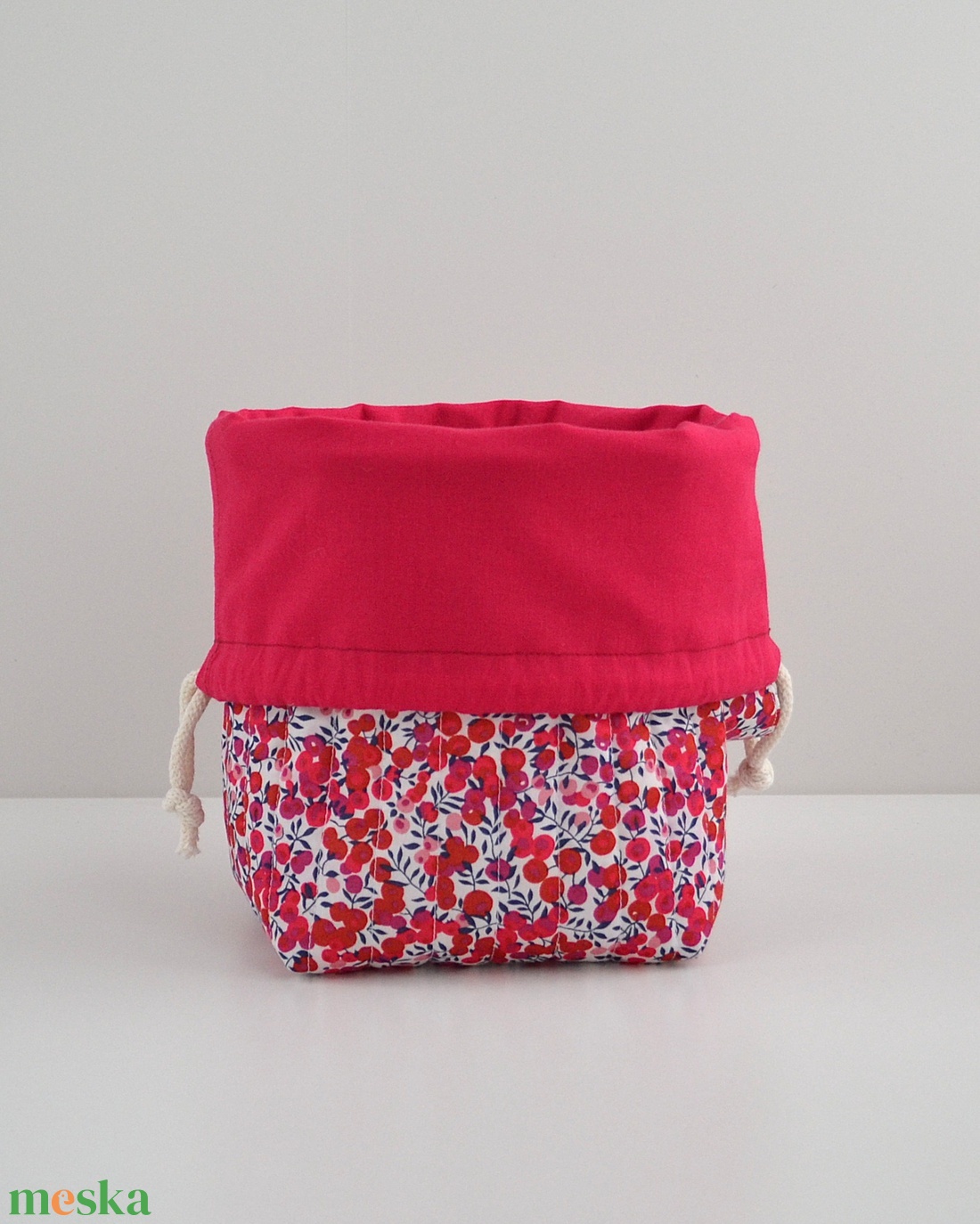 Közepes méretű behúzós projekt táska kézimunkához (Liberty Wiltshire Red Tana Lawn) - táska & tok - kézitáska & válltáska - kézitáska - Meska.hu